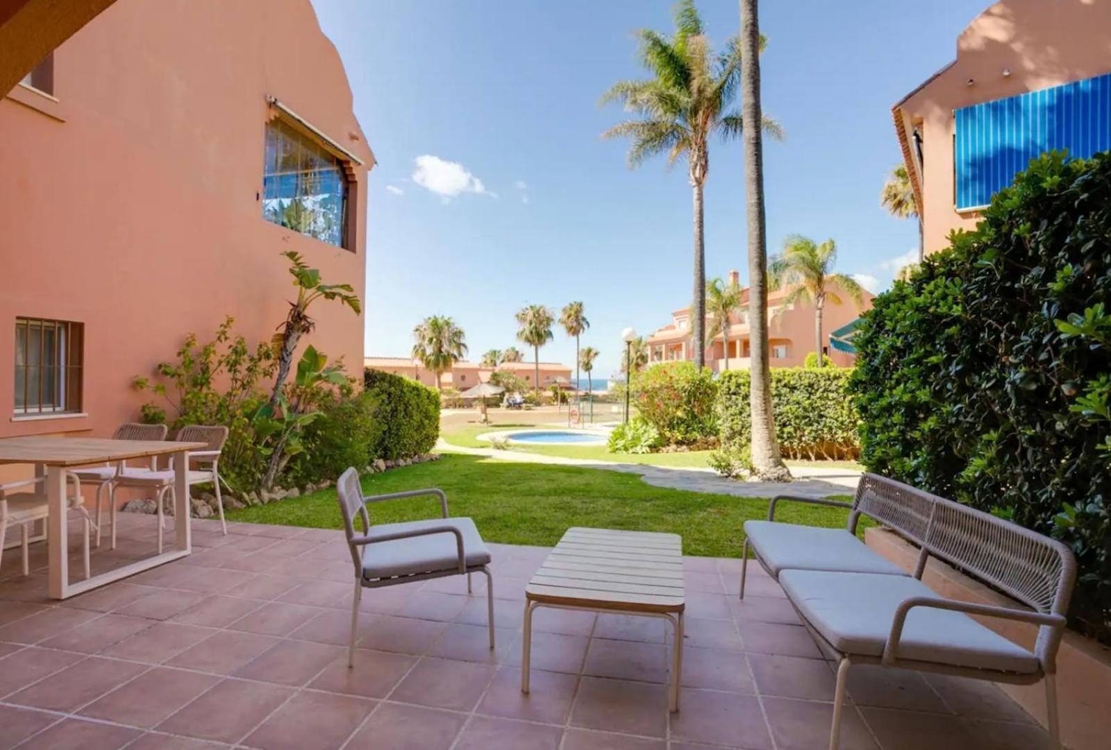 No10 - Beachfront Close To Port, 2 Bedroom, 2 Bathroom, Sleeps 5 * Estepona