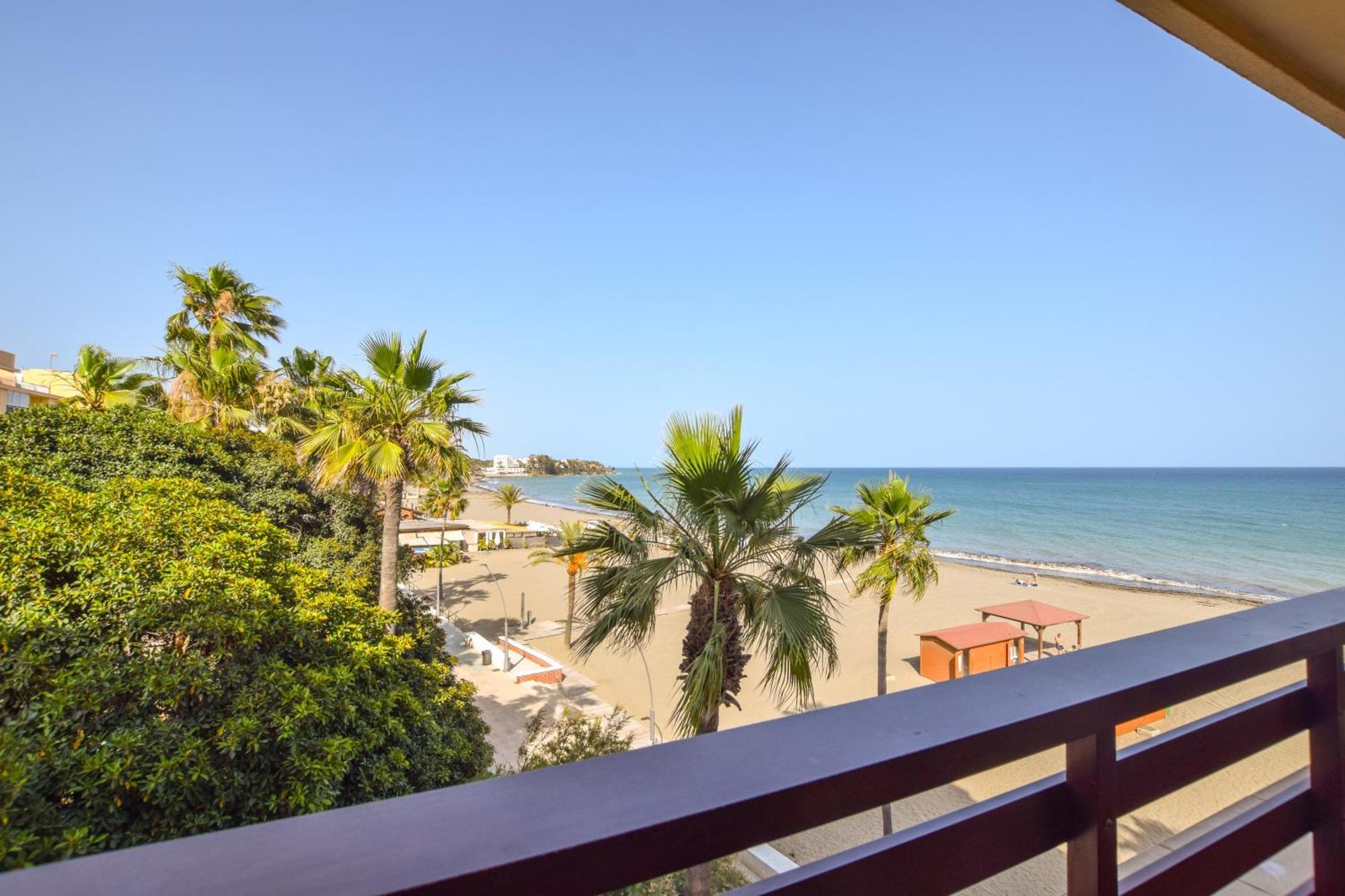 Excelente Piso Sobre El Mar Con Garaje Estepona