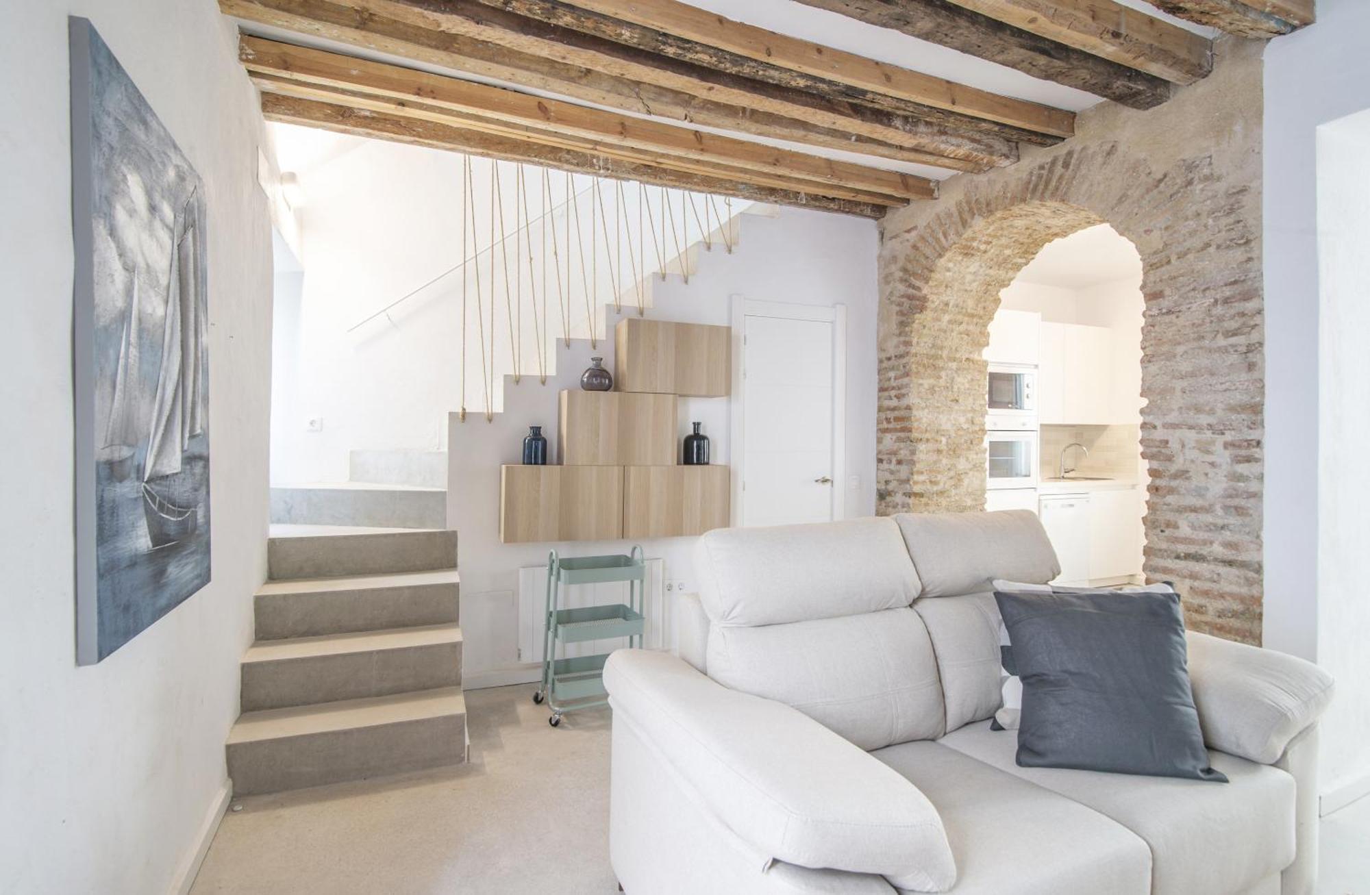 2br Townhouse In Centre
