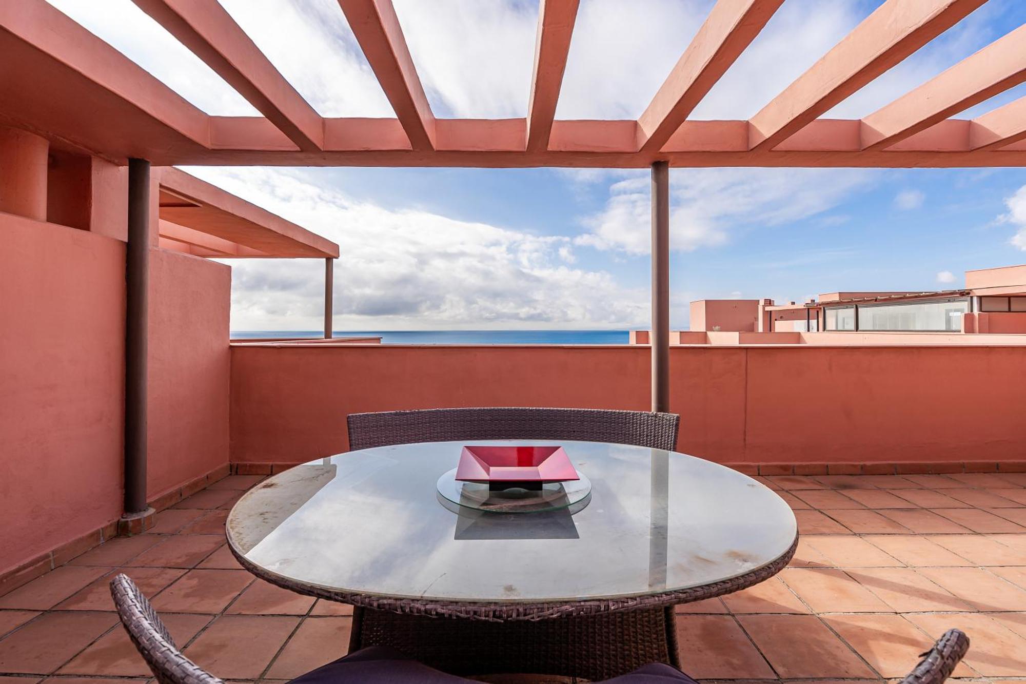 Beachside Duplex Penthouse, Close To Town Apartment *