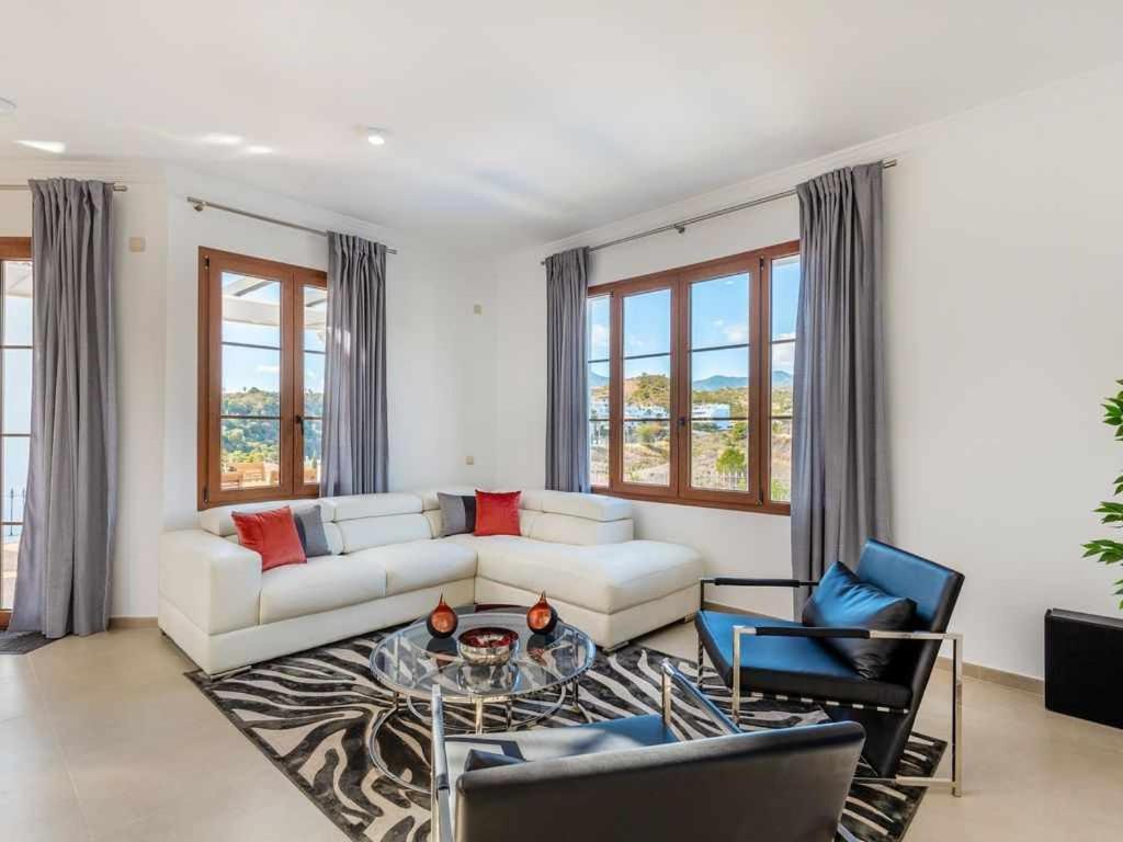 Villa Con Piscina Climatizada Y Vistas Al Golf Estepona