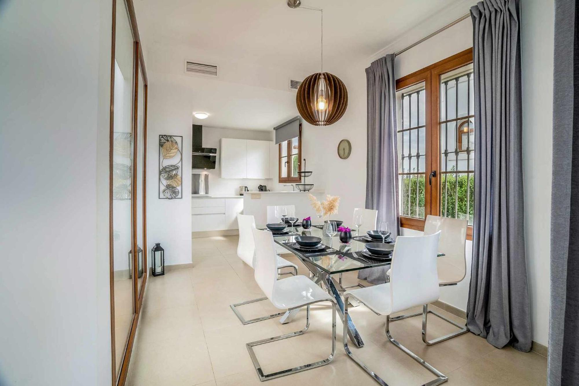 Villa Con Piscina Climatizada Y Vistas Al Golf Estepona