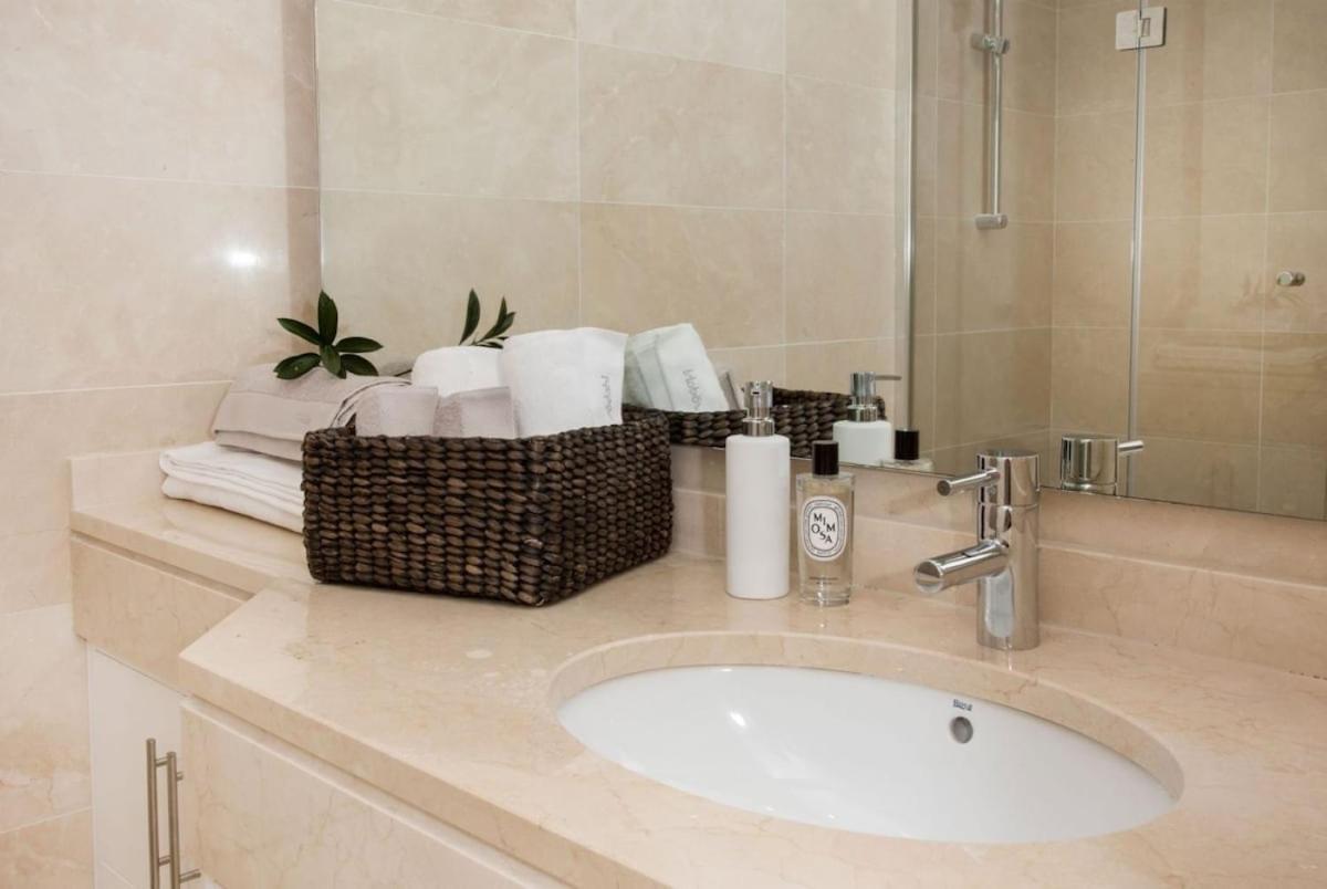 Al-114 - - Alcazaba Lagoon 2 Bed * Estepona