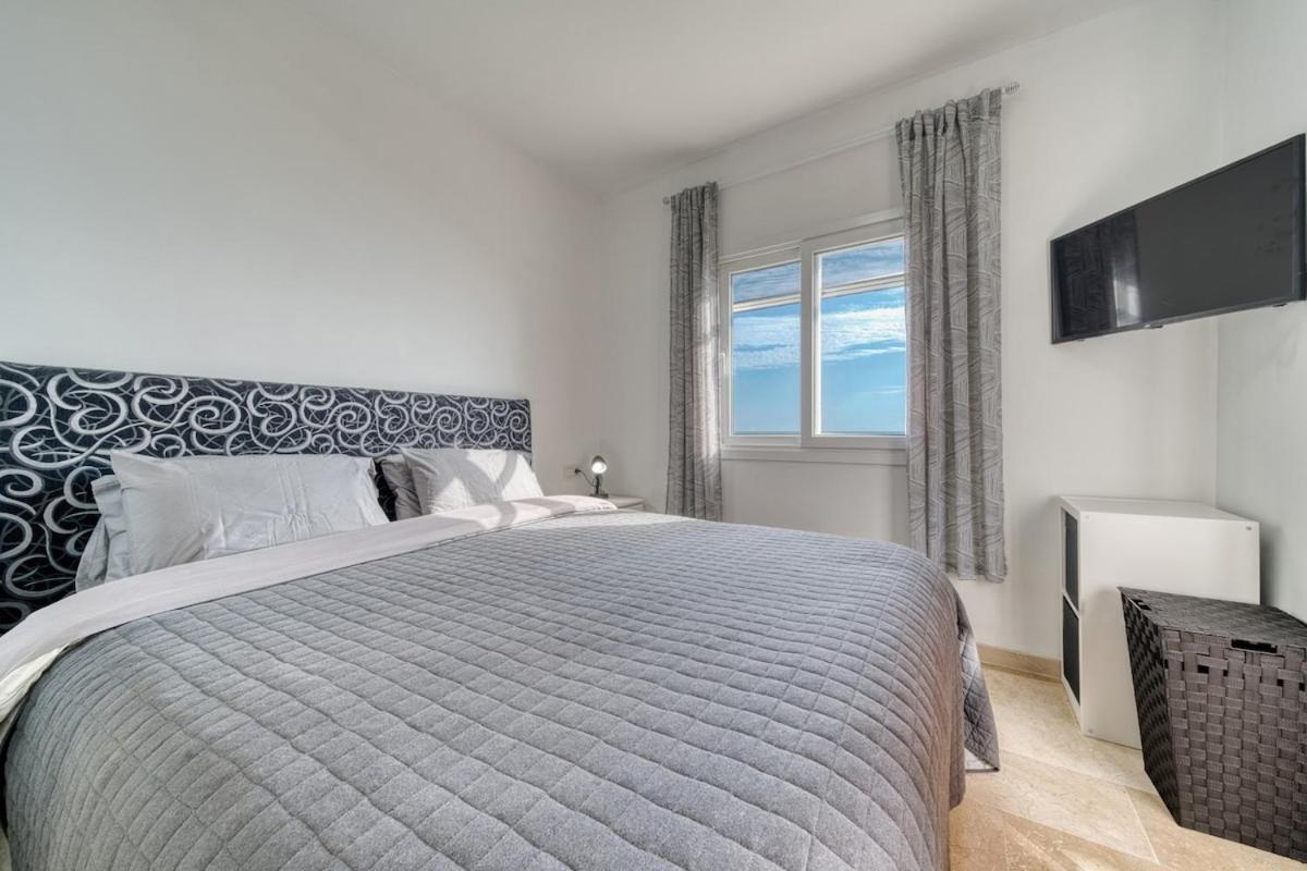 Playa Azul Beachfront Townhouse Ferienhaus Estepona