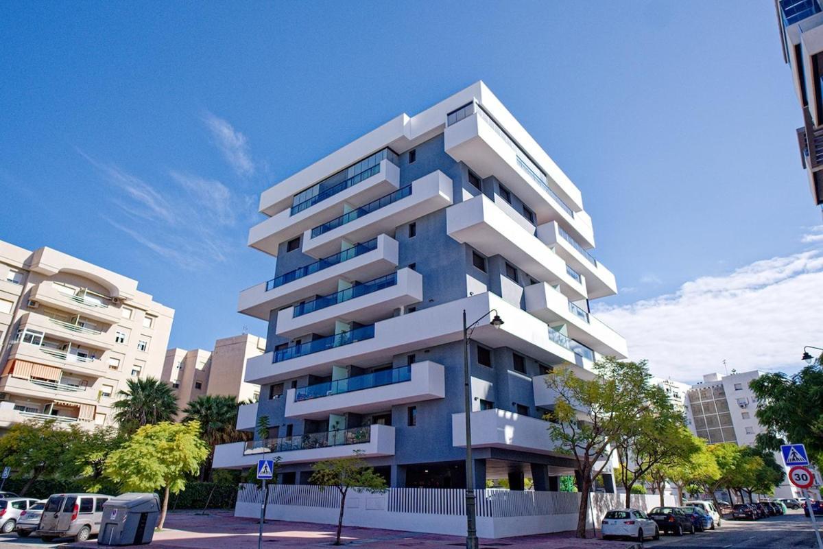 Charming 2 Bedroom Flat In Apartment *