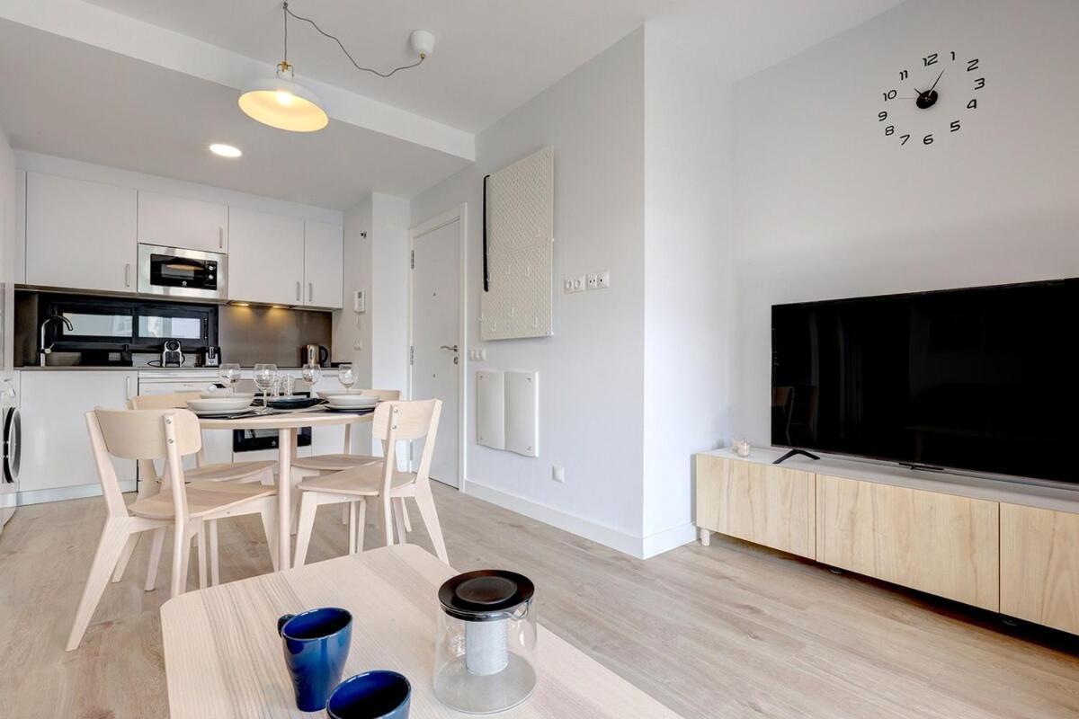 Charming 2 Bedroom Flat In Apartment