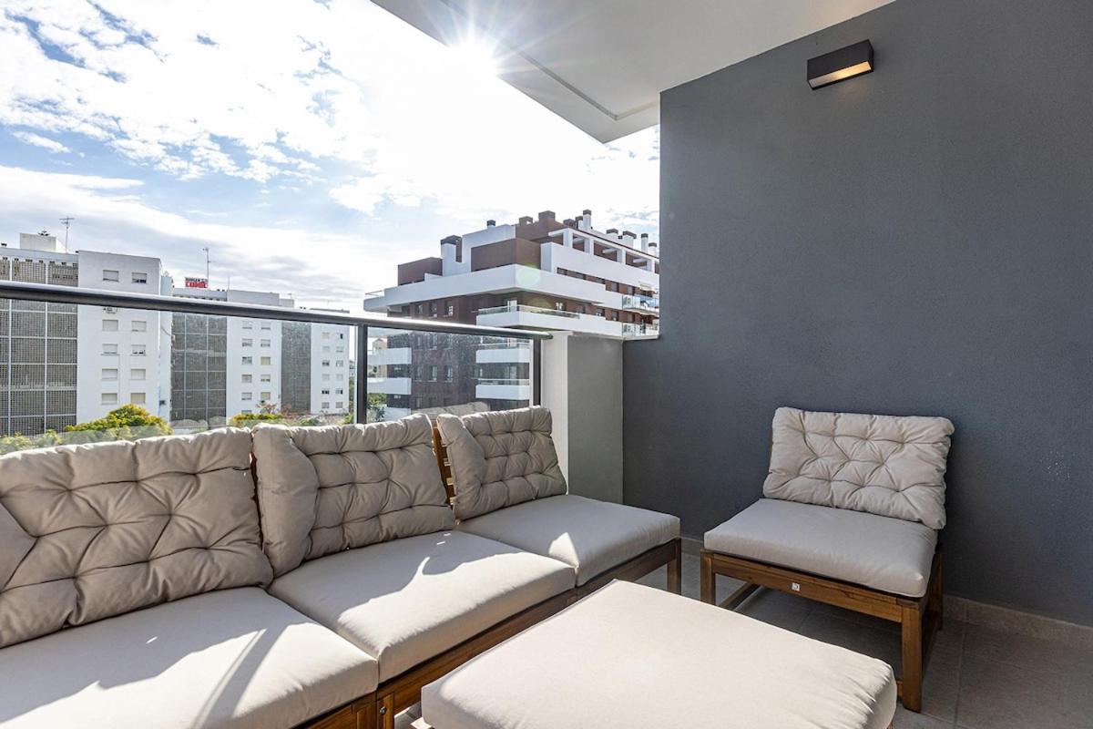 Charming 2 Bedroom Flat In Apartment *