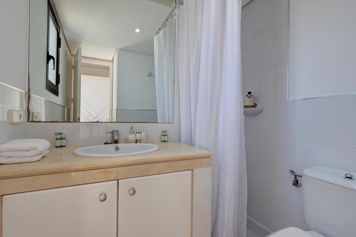 Three Bedroom Townhouse 100 Meters From The Beach! *