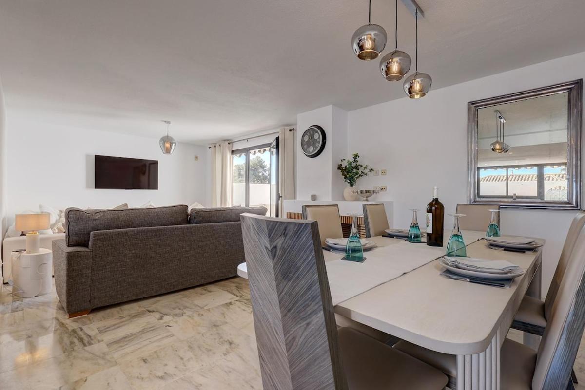 Casa de férias Three Bedroom Townhouse 100 Meters From The Beach! Estepona