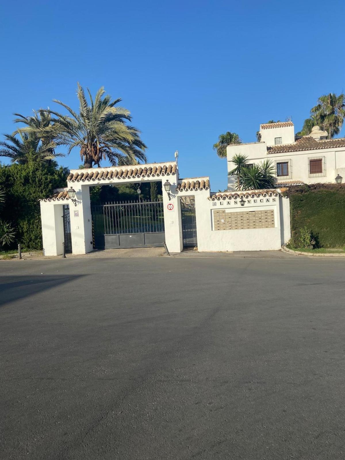 Traditional Town House With Large Pool Casa de férias