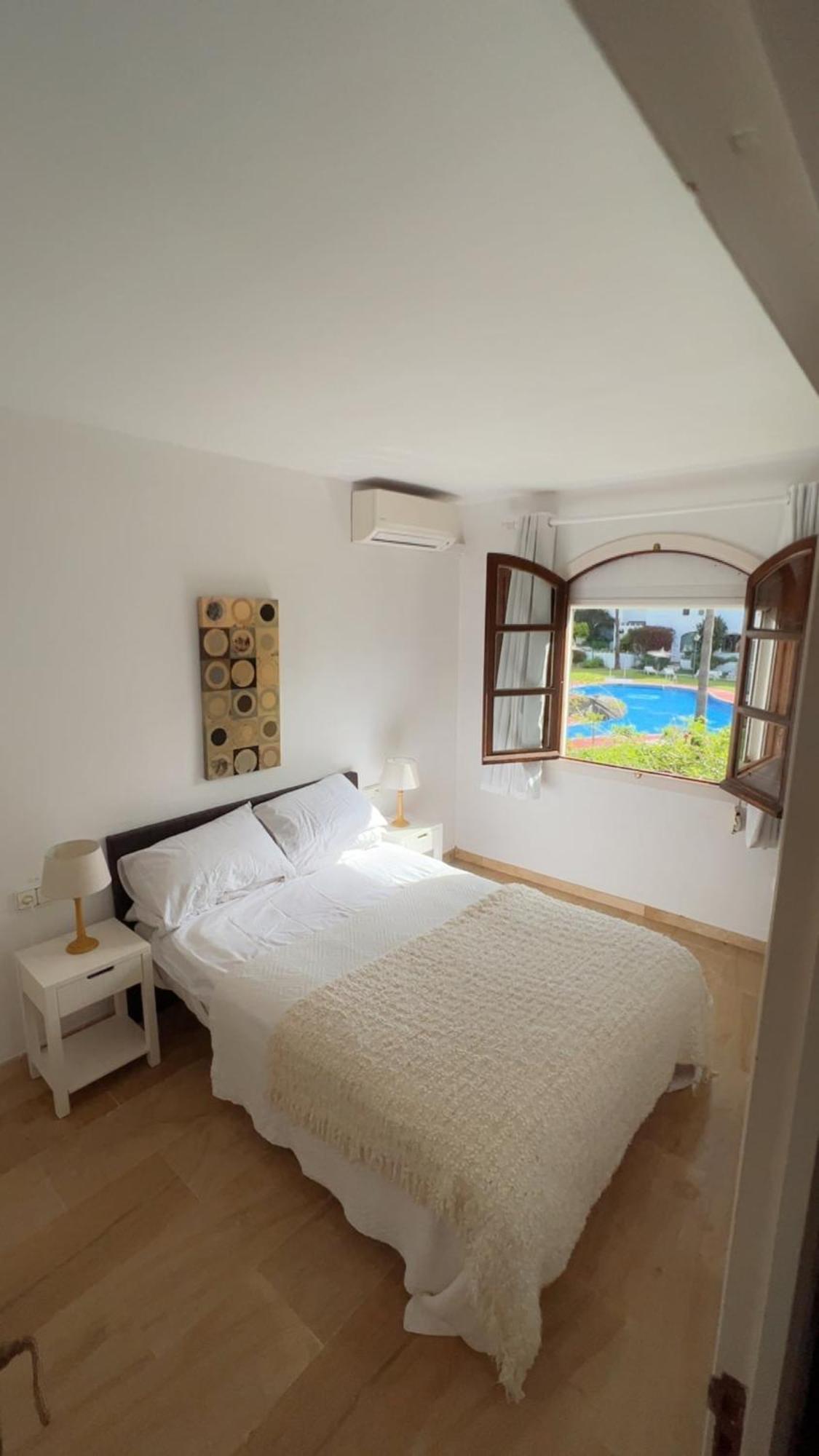 Traditional Town House With Large Pool Casa de férias