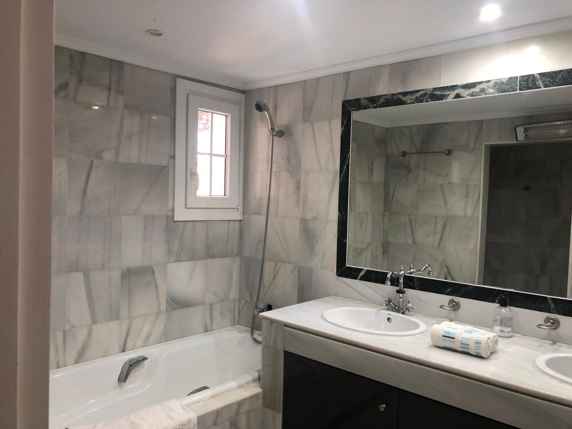 1404: 2 Bed Penthouse In El Presidente Apartment