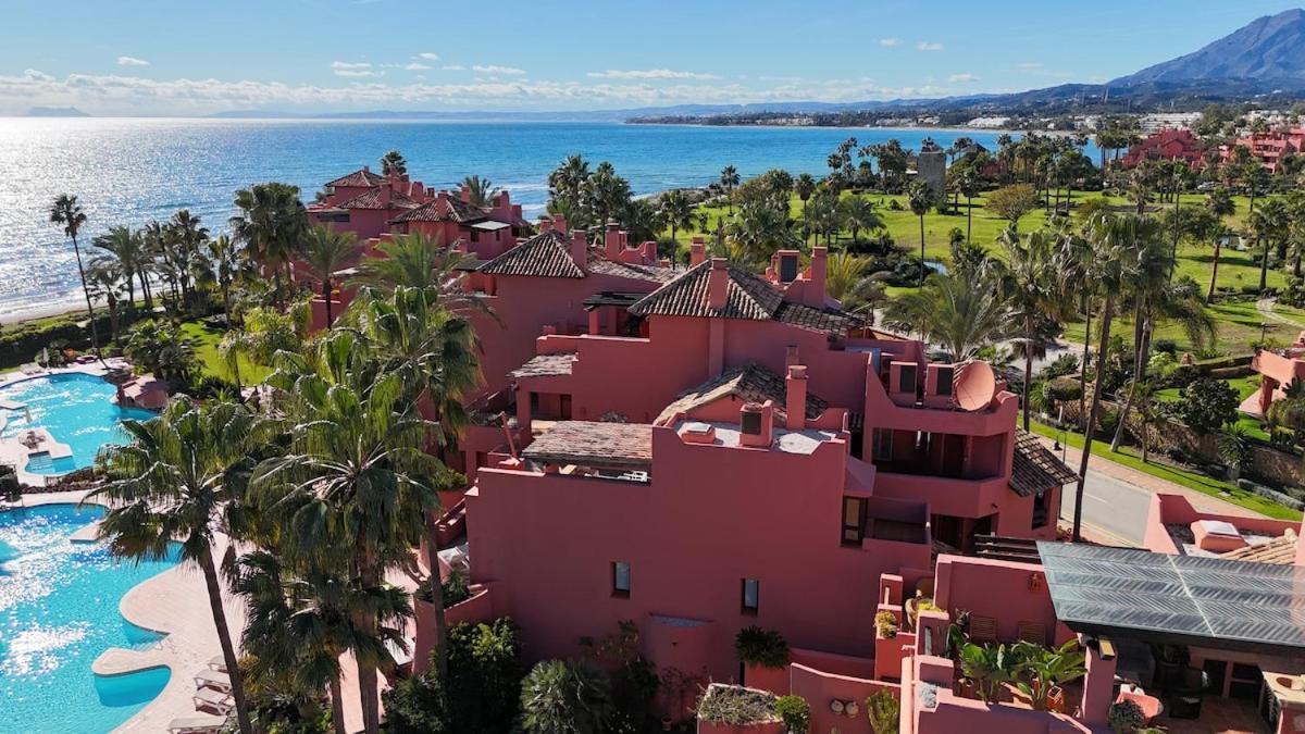 Te Huur 2 Slaapkamers Frontline Complex Apartment Estepona