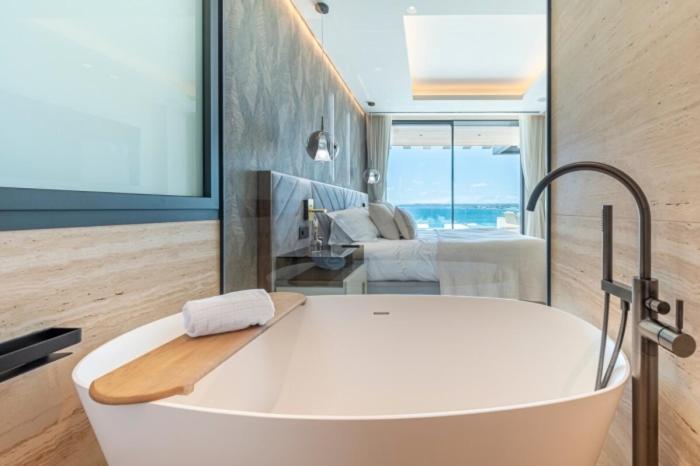 Luxury Front Line Ikkil Bay