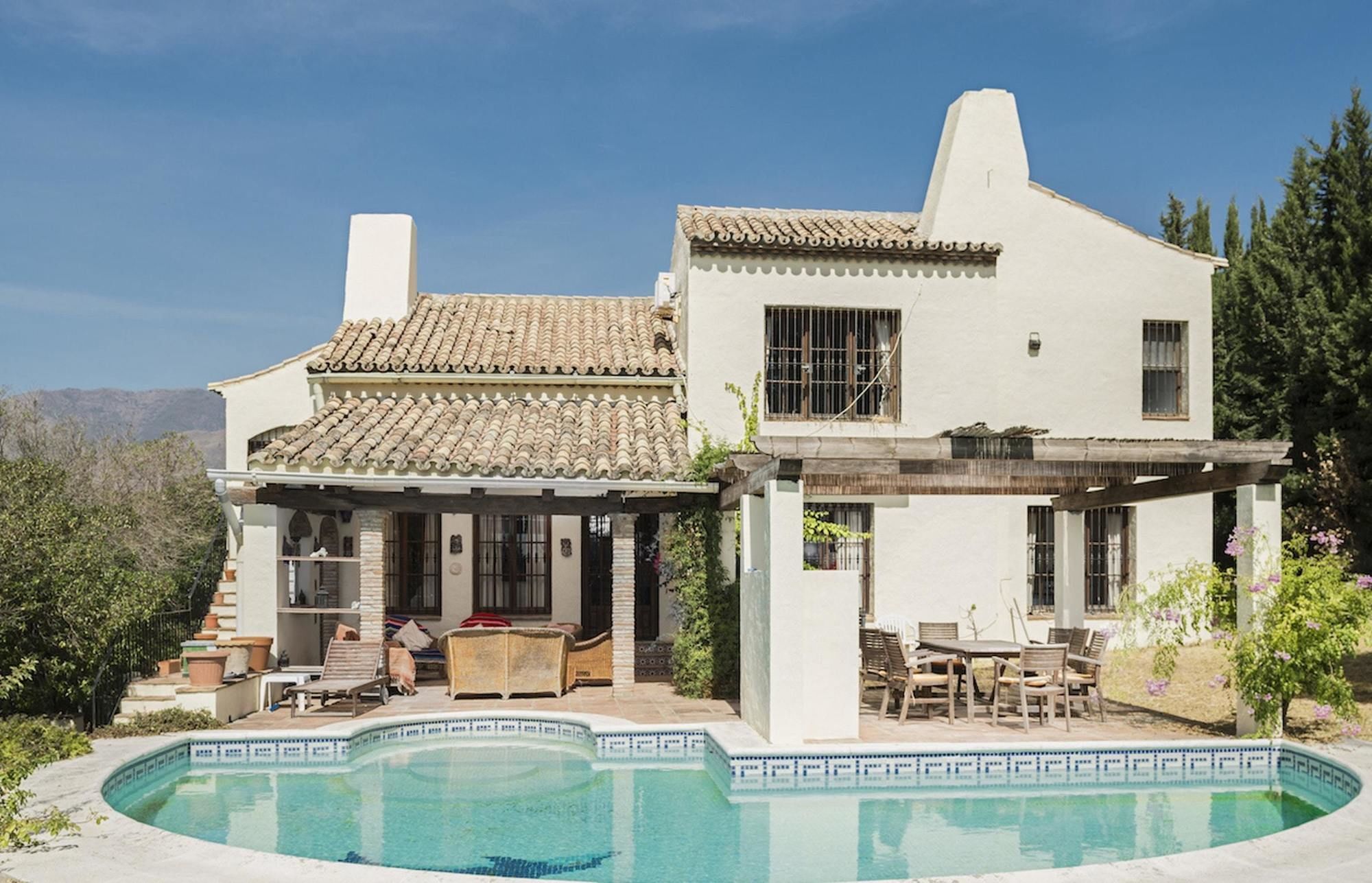 With 5 Bedrooms In Estepona, With Wonderful Sea View, Private Po Villa *